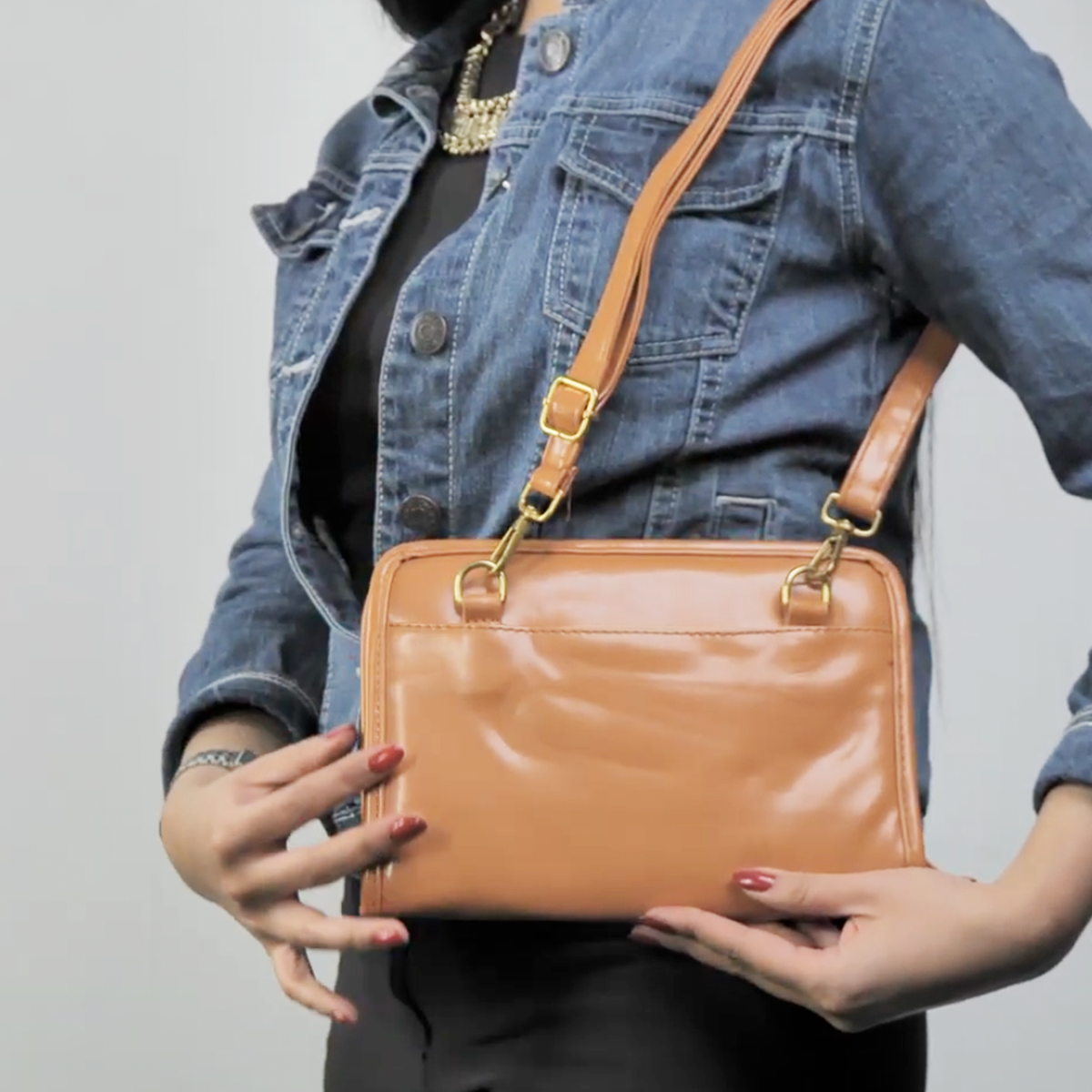 bolso mujer elegante moderno khali

bolso casual mujer estilo urbano

bolso mujer premium uso diario

bolso mujer moderno y versátil

bolso fashion mujer elegante

bolso mujer diseño minimalista

bolso mujer ligero y cómodo

bolso mujer para outfit casual